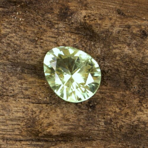Facettierter Peridot im Eierschliff