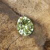 Facettierter Peridot im Eierschliff